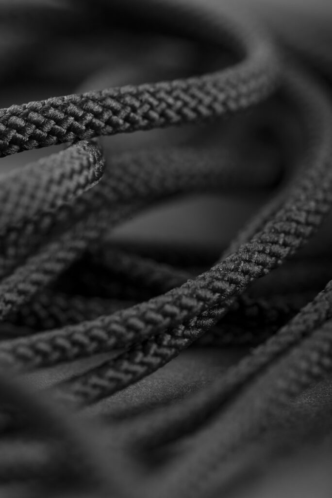 "De vrais fils conducteurs : Drisses, cordons et tresses " 4 Cordons tressés